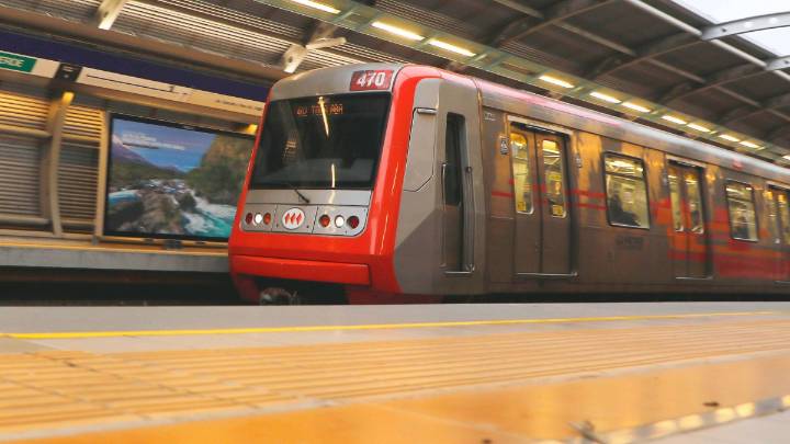Metro de Santiago cierra 9 estaciones de la Línea 4