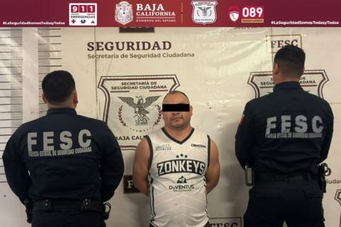 Detienen a hombre por golpear y amenazar de muerte a su pareja frente a su hija en Los Laureles