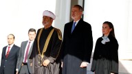 Los reyes, Felipe VI y Letizia, reciben al sultán de Omán con honores militares en el Palacio Real