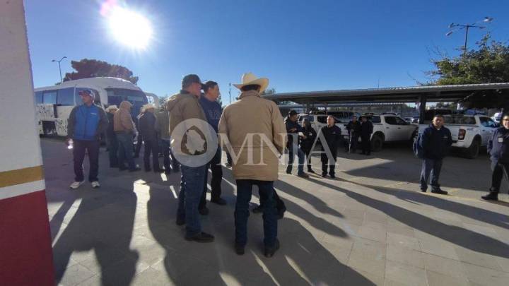 Agricultores mantienen bloqueos en Juárez