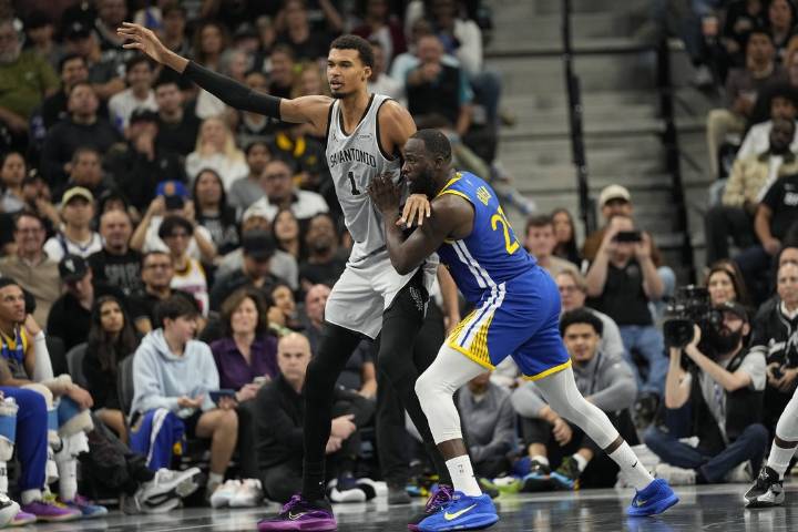 Deadspin | Stephen Curry reels off 49 points as Warriors rally past Spurs