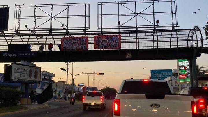 Cuelgan mantas de desaparecidos durante visita de Rocha Moya a Mazatlán