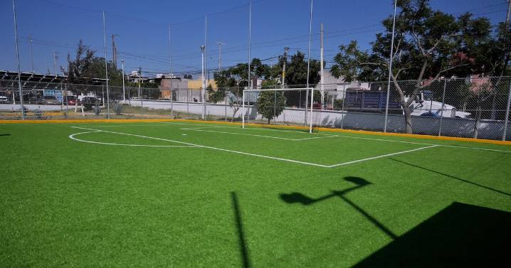 Rehabilitan cancha de futbol en la Unidad Deportiva Belén