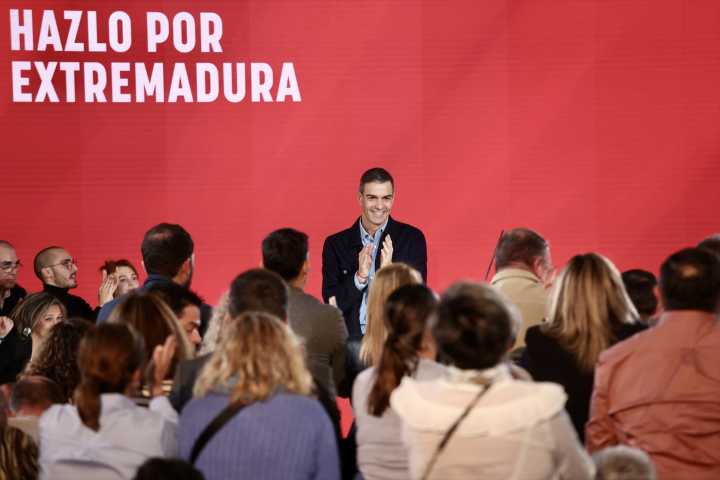 Sánchez arropa a Gallardo en Mérida y elude pronunciarse sobre el caso de su hermano