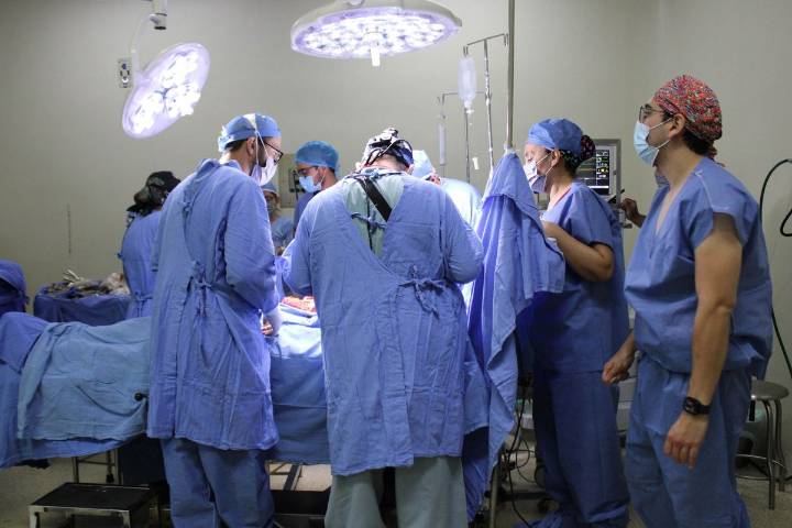 Tras cinco operaciones, cirujanos del IMSS salvan a niño con malformación congénita