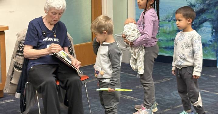 'It's therapy for us': Parkinson's patients read to kids to improve mental, physical health
