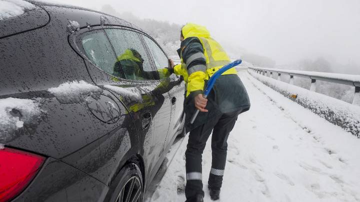 Rescatan a 20 menores y tres monitores, con inicios de hipotermia, en la Sierra de Guadarrama