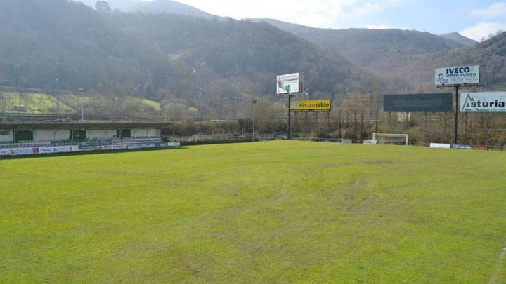 Las graves deficiencias del campo de fútbol de Olloniego: "Hay riesgo tanto para el público como para los jugadores"