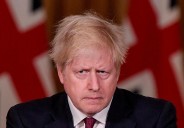 Familiares de víctimas del covid exigen que Boris Johnson pierda sus privilegios de ex primer ministro