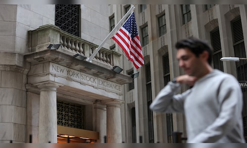 US stocks little changed despite tech rebound, data resumption