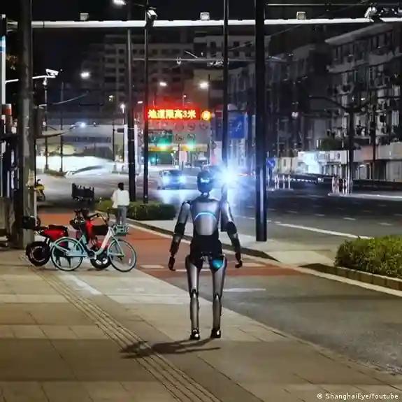 Humanoide chino entra al Guinness tras caminar tres días