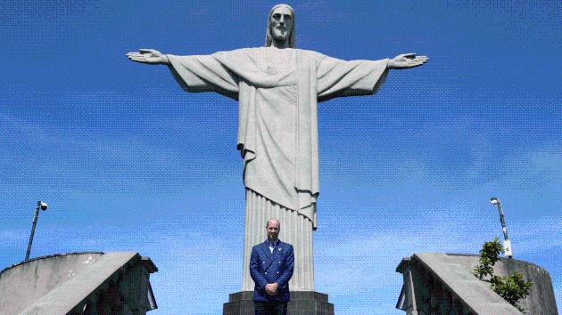 Prince William recreates famous Princess Diana photo