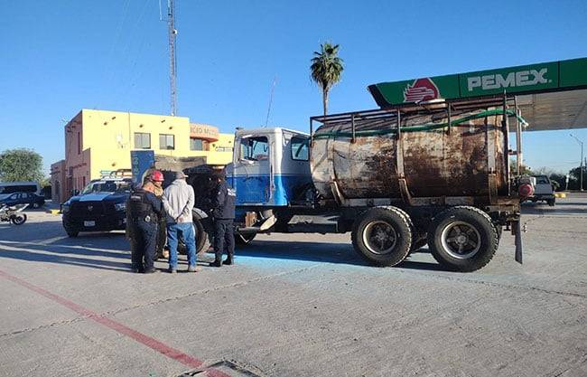 Se incendia camion cisterna junto a gasolinera en Múzquiz