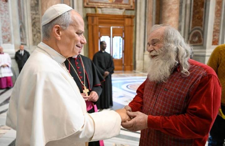 León XIV almuerza con cientos de pobres y un grupo de transexuales latinoamericanas