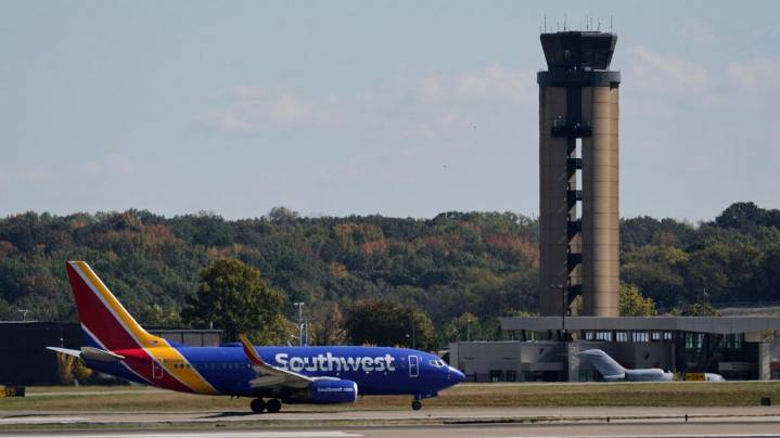 Trump suggests bonus pay for some air traffic controllers, encourages those who called out sick to resign