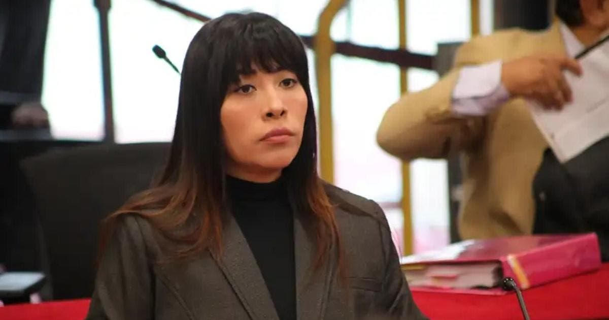 Congreso de Perú no logra votos para inhabilitar a Betssy Chávez, asilada por México
