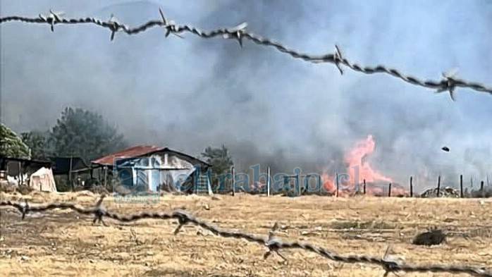 Una vivienda resulta afectada tras incendio de pastizales en Parrasía