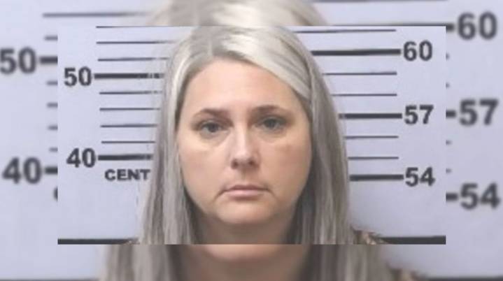 Detenida Maestra del Año por Golpear a su Hijo: Un Caso...