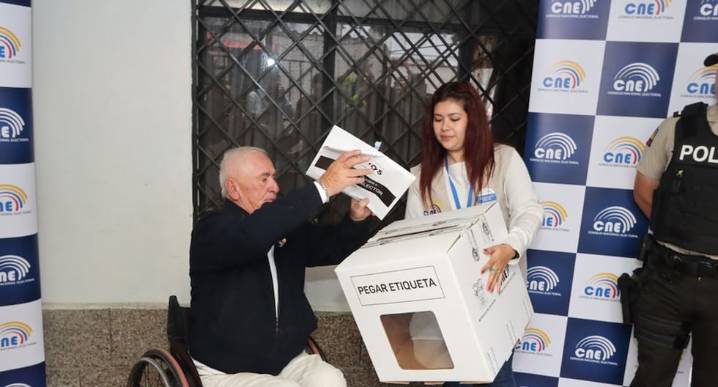 Ecuador define si quiere nueva Constitución y permitir bases militares extranjeras