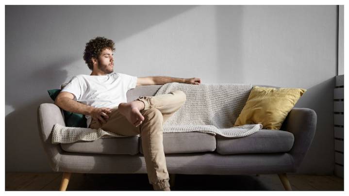 Por qué una persona siempre se sienta en el mismo lugar del sillón, según la psicología