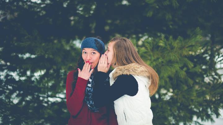 ¿Por qué nos interesan más los cotilleos cuando son negativos? La piscología tiene la respuesta