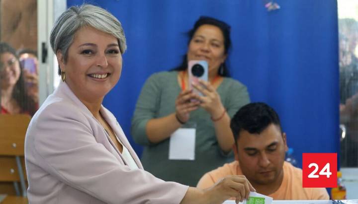 Jara tras votar: "Cuando uno quiere representar al país no puede estar escondido detrás de un vidrio"