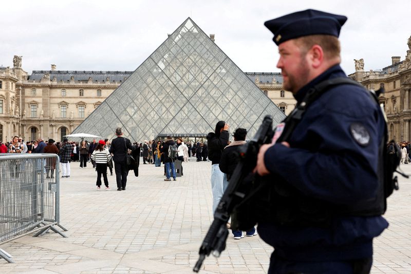 Louvre museum will need years to fix security issues, state auditor finds