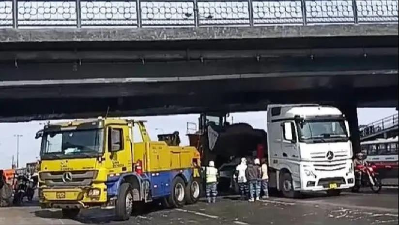 Camión queda atascado bajo el puente Balta y genera gran congestión en la Vía de Evitamiento [VIDEO]