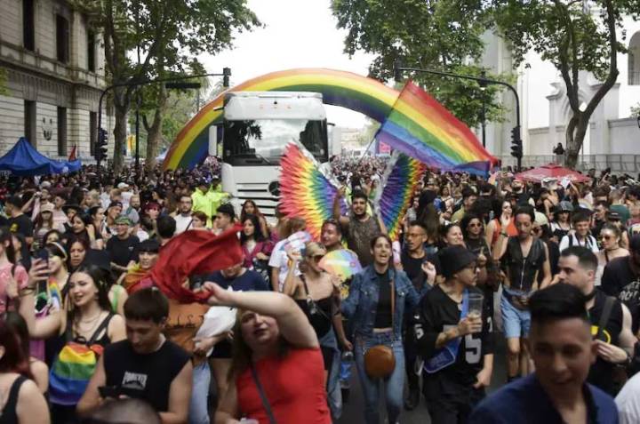 Cientos marchan por el Orgullo: "frente al odio, más orgullo y unidad"