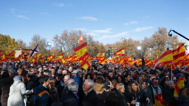 Protesta contra Pedro Sánchez en Madrid: Miles de personas acuden a la llamada de Feijóo al grito de "elecciones ya"