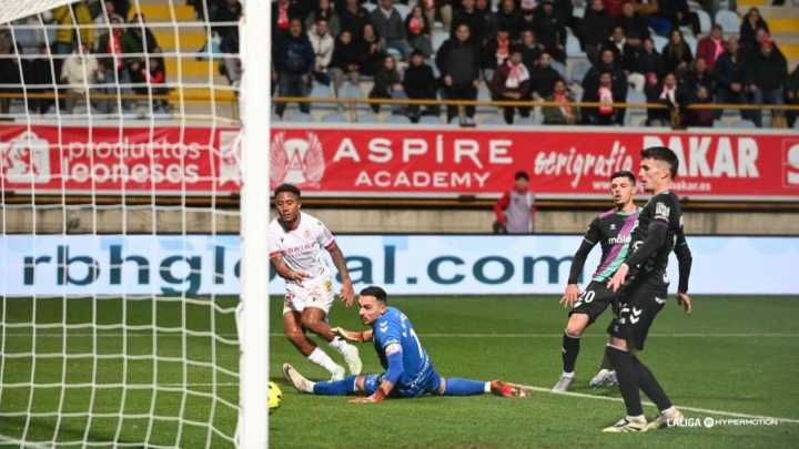 (1-0) Así te contamos la derrota del Málaga en León que deja a Pellicer al borde del cese