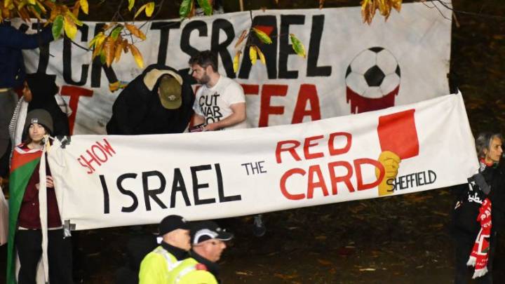 Protestas y varios detenidos afuera de un partido de fútbol en Inglaterra donde se prohibió a aficionados israelíes