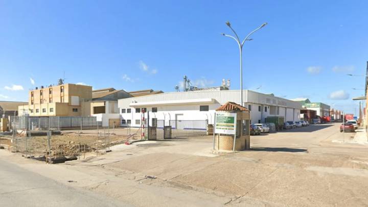 Un policía, en estado crítico tras recibir un disparo de un hombre atrincherado en una 'guardería de droga' en Isla Mayor