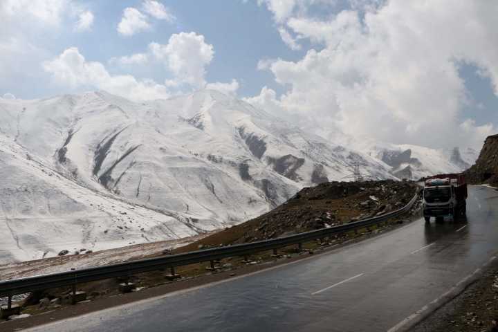 Light snowfall witnessed in High Reaches Including Gulmarg, Rains lash plains