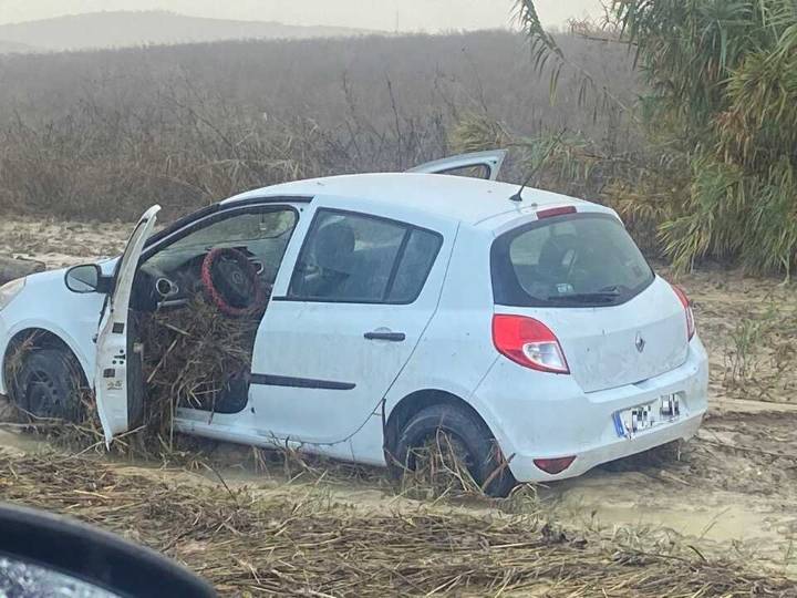 La Guardia Civil rescata a tres personas atrapadas tras arrastrar su coche un arroyo desbordado