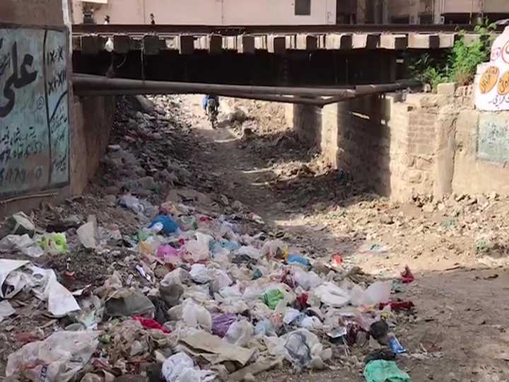Karachi residents slam govt over broken roads, mismanagement