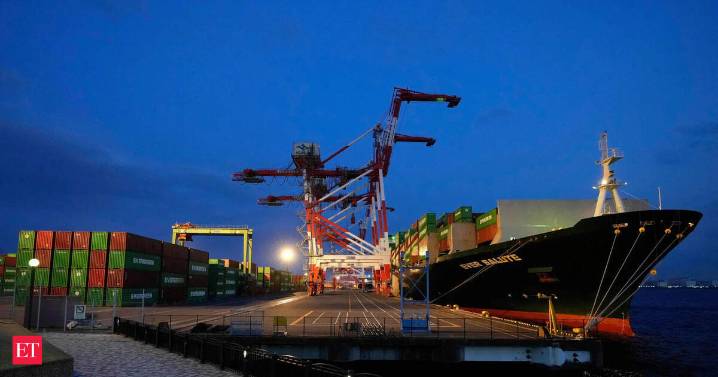 Japan's exports to world rise but drop to US