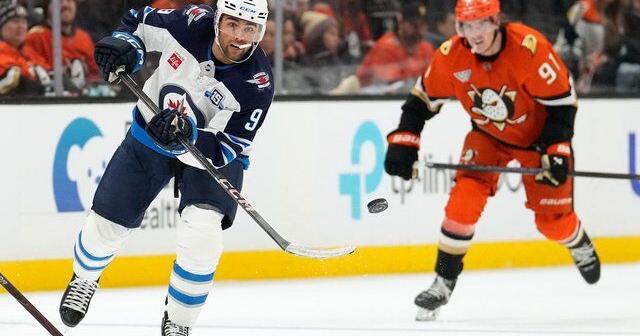 Sennecke, Carlsson each score twice, soaring Ducks ground Jets 4