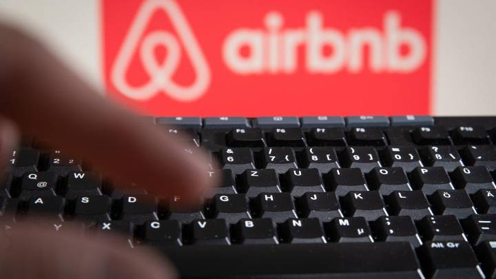 Barcelona echará a Airbnb pero Murcia le acoge: el Ayuntamiento firma un convenio para tener página propia en la aplicación