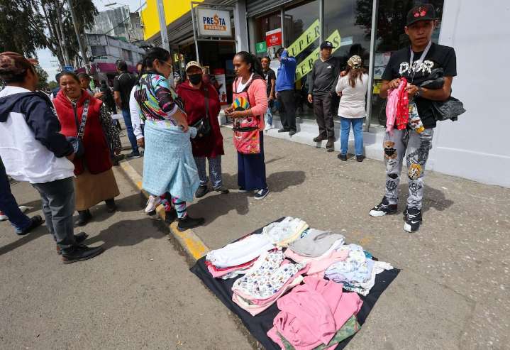 La informalidad laboral se disparó al 55.7 por ciento de la población ocupada durante octubre