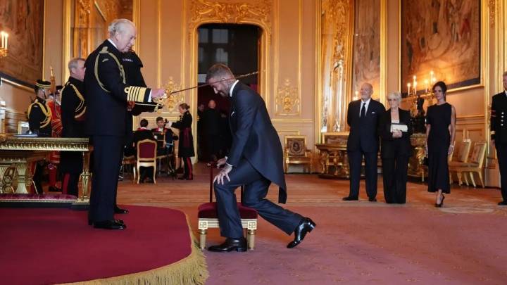 El exfutbolista David Beckham es nombrado caballero por el rey Carlos III