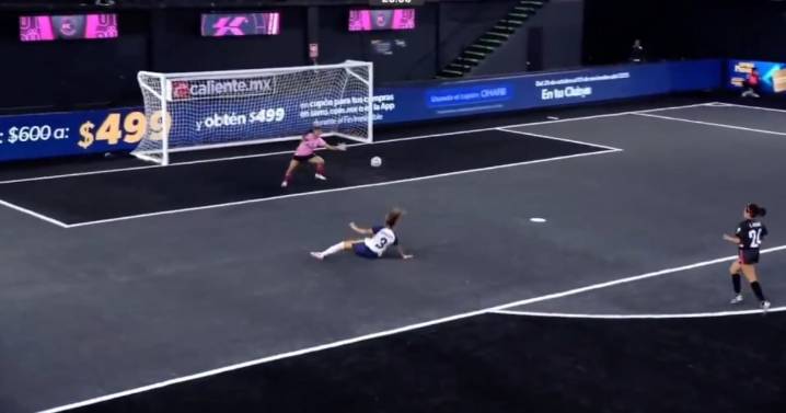 ¡Lamentable! Se equivoca de portería, le revienta el pecho a su compañera y casi marca un golazo (VIDEO)