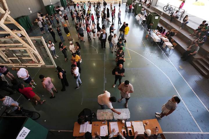 Elecciones presidenciales en Chile: comienza el recuento oficial de una contienda de extremos políticos