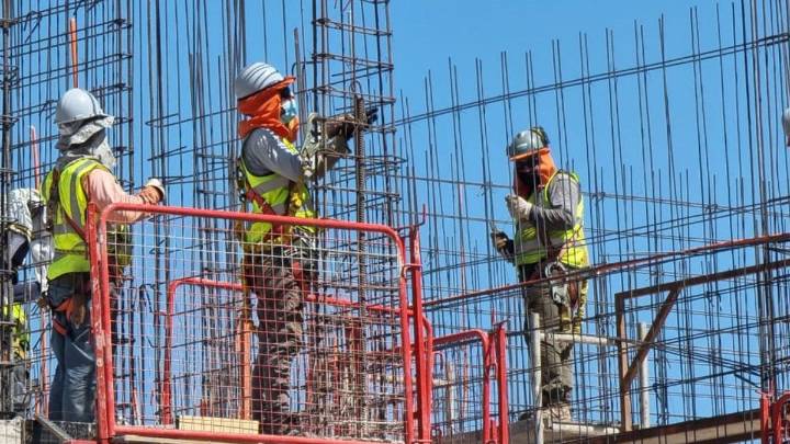 UOCRA acordó una suba salarial en dos tramos: de cuánto es el aumento