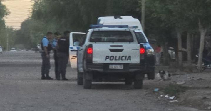 Una nena resultó herida de bala en un tiroteo en Centenario: a bordo de una moto dispararon contra su casa