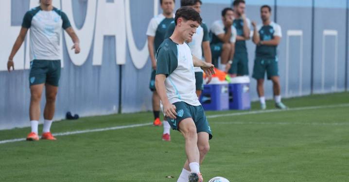 Aaron Ochoa vuelve a Málaga tras la eliminación de Irlanda sub 19