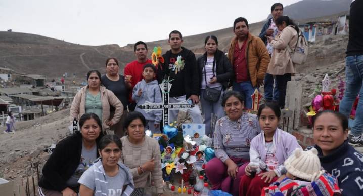 Familias bailaron huaynitos y tomaron chelitas en cementerios