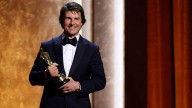 Tom Cruise recibe su primer Óscar en los Governors Awards y promete defender el cine