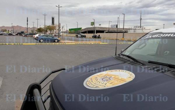 Encuentran a hombre sin vida dentro de vehículo en supermercado