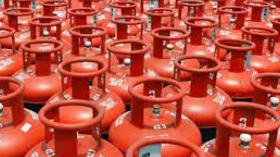 LPG Price Cut From November 1: 19 Kg Cylinder Becomes Cheaper By Rs 4.5–Rs 6.5; 14.2 Kg Domestic Rate Unchanged